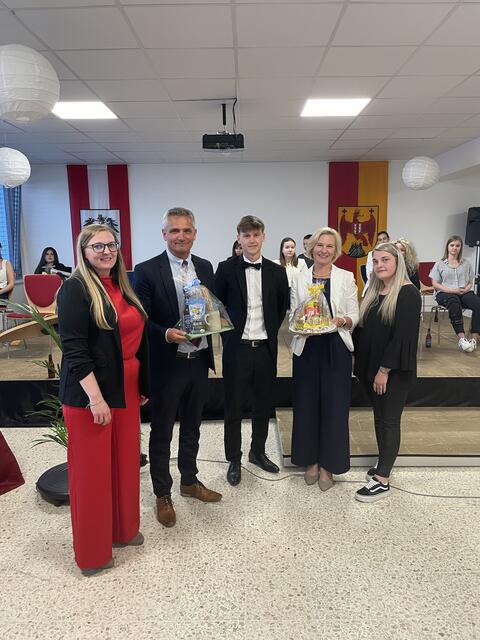 Ein Dankeschön an Dir. Hasler und Studienkoordinator Liebentritt | Foto: HAK/HAS OP