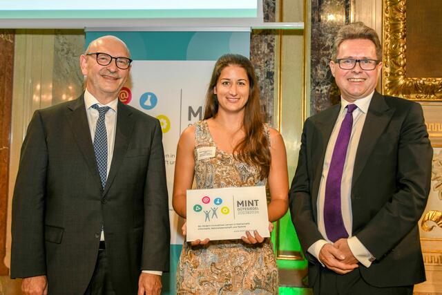 VS Neustift a. d. Lafnitz: Norbert Kraker (Vizerektor der PH Wien), Viktoria Pfneiszl (VS Neustift an der Lafnitz), Bildungsminister Martin Polaschek | Foto: Markus Prantl