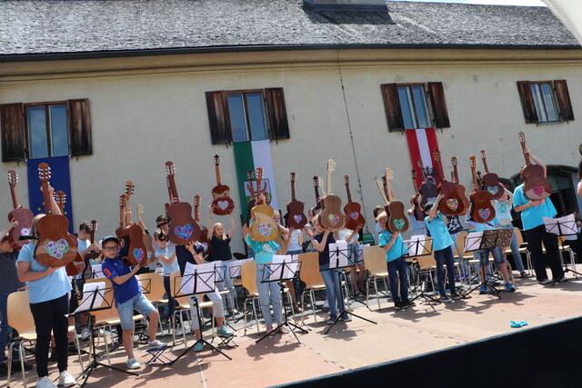 Zum Applaus des Publikums zeigten die jungen Musiker die Rückseiten ihrer Gitarren, auf denen selbst kreierte Herzen klebten.  | Foto: Edith Ertl
