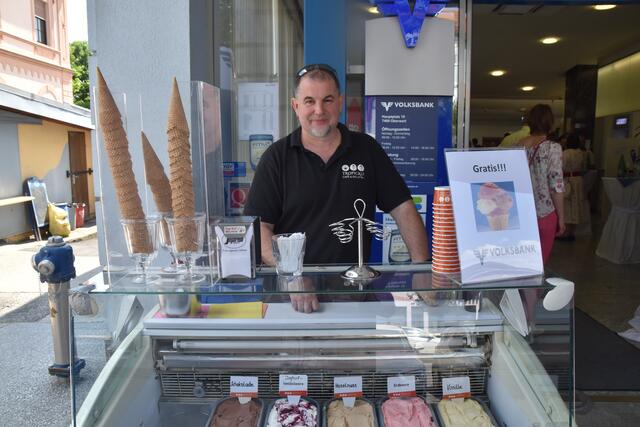 Markus Zlatnik hatte Gratis-Eis dabei. | Foto: Michael Strini