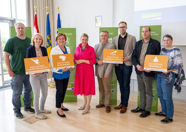 Horst Dolak und Angelika Ebhart (Naturpark Heidenreichsteiner Moor), Bürgermeisterin Helga Rosenmayer (Naturpark Blockheide), Naturschutz-Landesrätin Susanne Rosenkranz, Martin Speychal und Thomas Kainz (Naturpark Hochmoor Schrems), Vizebürgermeister Hermann Hahn und Barbara Gröblinger (Naturpark Nordwald). | Foto: NLK Burchhart