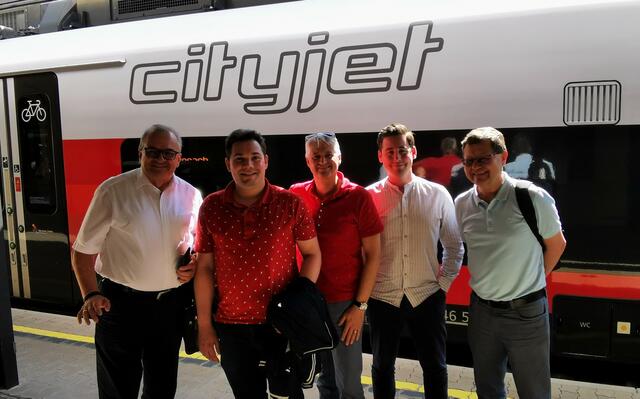 Ökologisch wertvoll unterwegs.
Die Reisegruppe aus Spittal fährt ÖBB.

Peter Dekan, Philipp Schober, Adi Lackner, Alex Bernthaler, Meinhard Trummer 
;) | Foto: (c) bsaspittal 2023