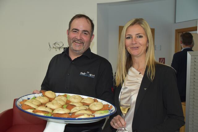 Schnitzelsemmel und Sekt: Marc Andre Bresnig, Sandra Zapfel  | Foto: Michael Strini