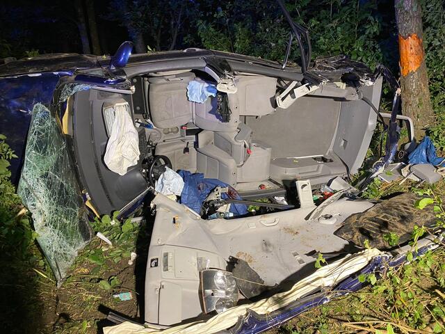 Der Lenker war rund eine Stunde im Fahrzeug eingeklemmt. | Foto: FF Amstetten