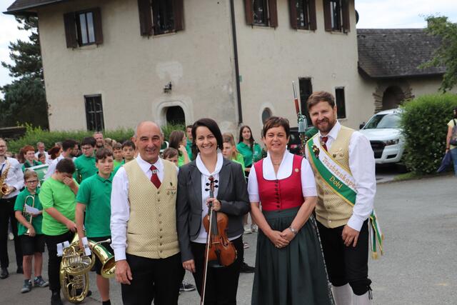 Obmann der Trachtenkapelle Josef Kainz, Musikschuldirektorin Michaela Fink, Bgm. Waltraud Walch und Kapellmeister Matthias Hammer.  | Foto: Edith Ertl