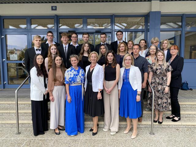 Die HAK-AbsolventInnen FILZ Julian, HACKL Hannah, HAUMER Lea, HAUPTMANN Sophie, KALLINGER Vanessa, KUBIN Anna, LEITNER Leonie, ORT Karina, PICHLHOFER Sven, SCHERZ Sebastian, SCHOBERWALTER Jonas, WIEDEMANN Lukas und Markus mit Dir. Sonja Hasler, Klassenvorständin Prof. Dagmar Kraly-Stinakovits sowie den ProfessorInnen Jennifer Radnasich, Gesa Buzanich, Sigrid Murschenhofer, Manfred Wiedenhofer, Henrietta Marinov-Klein, Martin Schrödl, Eva Tajmel, Christa Nestl, Beate Heinrich und Nicole Prandl