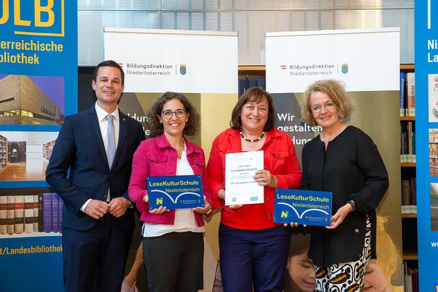 Die VS Sitzendorf/Schmida erhielt als eine von insgesamt 61 Schulen das Gütesiegel "LeseKulturSchule": Bildungsdirektor Karl Fritthum, Isabella Platzer, Direktorin Margit Falschlehner und Bildungs-Landesrätin Christiane Teschl-Hofmeister (v.l.). | Foto: pistipixel.at