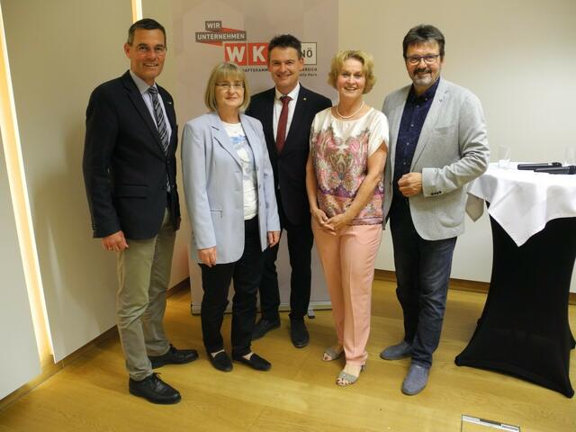 WK-Bezirksstellenobfrau Margarete Jarmer (2.v.r.) und Bezirksstellenleiterin Sabina Müller (4.v.r.) freuten sich über einen gelungenen Abend mit vielen Gästen,
darunter auch Bgm. Gerhard Lentschig, LAbg. Franz Linsbauer und Bezirkshauptmann
Stefan Grusch (v.r.).
 | Foto: WK Horn/Judmann
