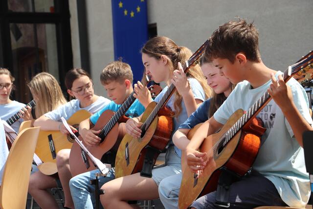 Viel Applaus gab es für das über 30köpfige Gitarrenorchester bei der Eröffnung der Musikschule Dobl-Zwaring. | Foto: Edith Ertl
