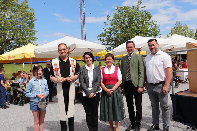 Ministrantin Julia, Vikar Gerhard Hatzmann, Musikschuldirektorin Michaela Fink, Bgm. Waltraud Walch, NAbg. Vzbgm. Ernst Gödl und Vzbgm. Daniel Gaar. | Foto: Edith Ertl