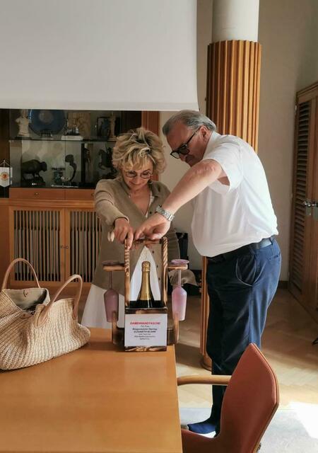 Geschenksübergabe durch BSA-Neumitglied Peter Dekan an Bgm. DI Elisabeth Blanik. 
Ein derartig innovatives Mitbringsel aus der Bezirksstadt überrascht sogar die Bürgermeisterin. | Foto: (c) bsaspittal 2023