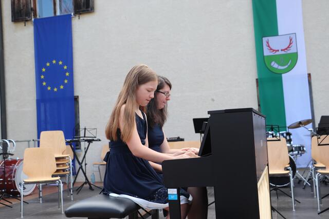 Felia Schwarzl und Johanna Moser spielten am Klavier den "5-Tanten-Boogie" | Foto: Edith Ertl