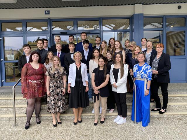 Die HAK-AbsolventInnen der 5AK DOMNANOVICH David, DORNER Jasmin, DURDA Selina, FRIEDL Tobias, GRUBER Marko, KLÖSTERER Clemens, KOCEVA Eva, NEMETH Julian, OPPENBERGER Alexander, PRATSCHER Lukas, PRETSCH Lukas, SCHLÖGL Julian, SCHOCK Kristina, SROUR MALLAH Maya, STIMAKOVITS Marcel, UNGER Nina, WILDZEISS Nen, WILDZEISS Niklas, WINKLER Sophia mit Dir. Sonja Hasler, Klassenvorständin Prof. Jennifer Radnasich sowie den ProfessorInnen Dagmar Kraly-Stinakovits, Gesa Buzanich, Cornelia Geier, Henrietta Marinov-Klein, Beate Heinrich, Ramona Hedl, Katharina Grainer und Natalie Herold.