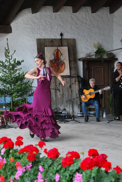 Die Gäste aus Spanien präsentierten die Flamenco-Tradition der andalusischen Stadt Jerez de la Frontera, wo der Flamencotanz so lebendig ist, wie das alpenländische Musizieren im Oberen Isartal.  | Foto: Königer