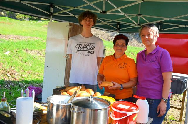 Leon Trattner, Familienkarte, Silvana und Theresa Saupper