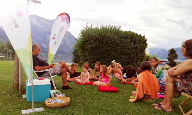 Auch letztes Jahr war die vorlesestunde im Gmundner Strandbad ein voller Erfolg. | Foto: Stadtbücherei Gmunden