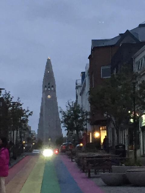 Hallgrímskirkja church, Reykjavik, Iceland, Rainbow road | Foto: Tatjana Christelbauer