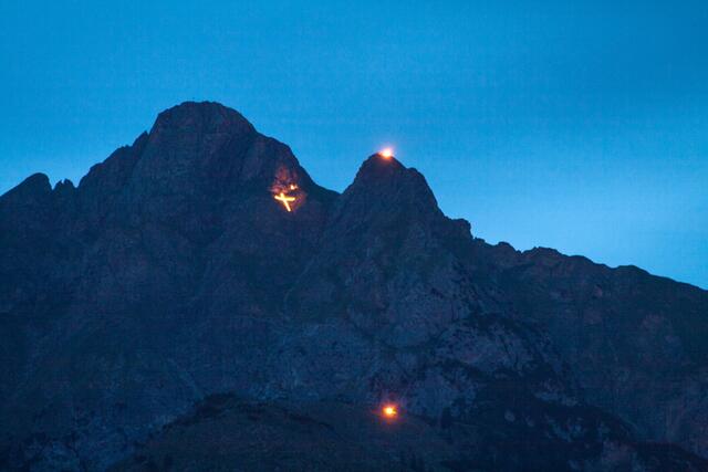 Bild 8576: Herz Jesu Feuer in Zams (Silberspitze) | Foto: © by Ing. Günter Kramarcsik