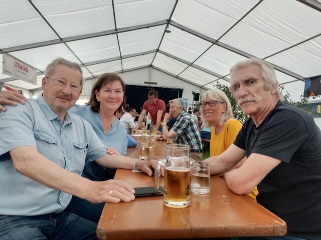 Edi, Anni, Nora und Dieter unterhielten sich gut