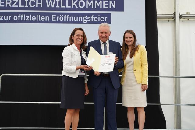 Glückwünsche seitens der Wirtschaftskammer, v.l.: Bezirksstellenobfrau der Wirtschaftskammer Anne Blauensteiner und die beiden EPS-Geschäftsführer Josef Frühwirth und Tochter Stefanie Gutleder | Foto: Evi Leutgeb
