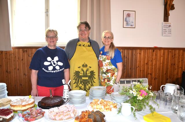 Hinterm Kuchenbuffet: Ulrike Schwager, Klaus und Ursula Raunegger