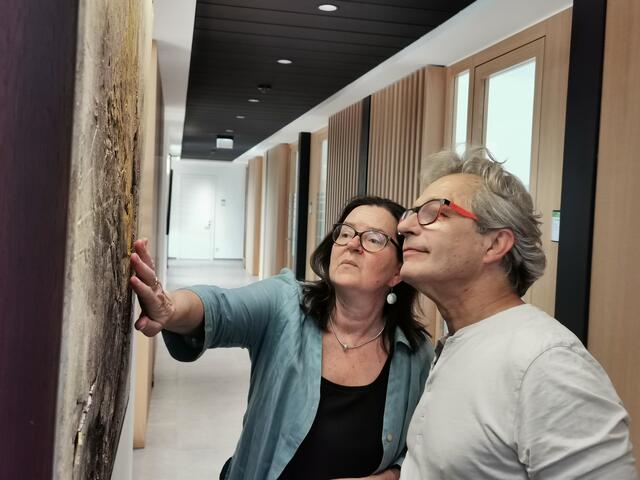 Martina Brandl erklärt Details über die Entstehung von Strukturen und Farbeffekten | Foto: Hermine Arnold