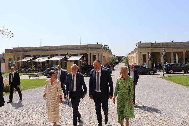 Landeshauptmann Hans Peter Doskozil mit Gattin Julia und Bundespräsident Alexander Van der Bellen mit seiner Gattin Doris Schmidauer beim Einzug in das Schloss zum "100 Jahre Burgenland" Festakt. | Foto: RegionalMedien Burgenland
