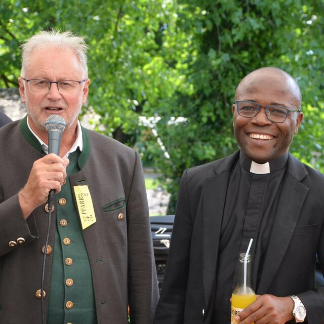 Pfarrer Ernst Windbichler und Kaplan Maximilian Chilaka