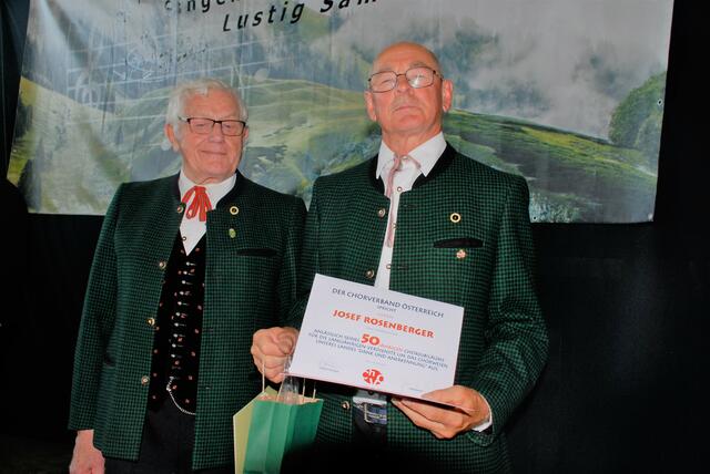 Ehrung für 40 Jahre  Mitgliedschaft gab es für Johann Obermaier und für 50 Jahre  Josef Rosenberger