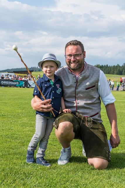 Der jüngste Stabführer - zumindest als Anwärter - ist Lukas Herrnbauer, mit seinem Vater Gerald aus Arnreit. | Foto: Alfred Hofer