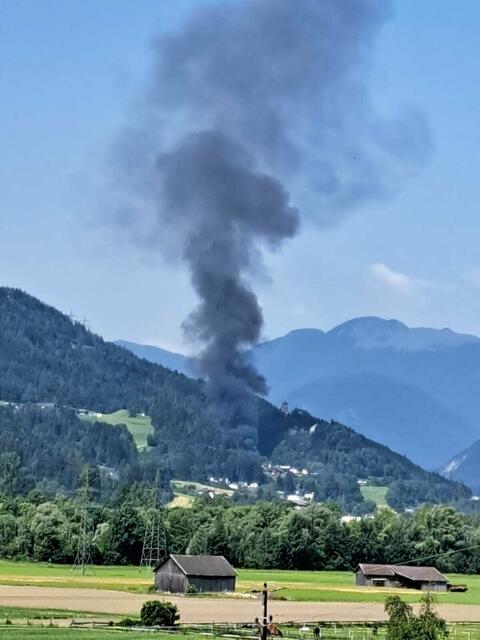 Weithin sichtbar war die Rauchsäule - hier von Pettnau aus | Foto: Riml
