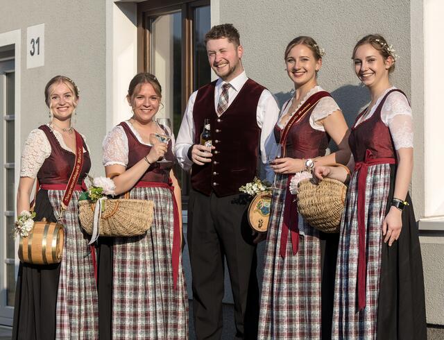 Marketenderinnen der Bürgermusikkapelle Mondsee mit Stabführer Christoph Nußbaumer