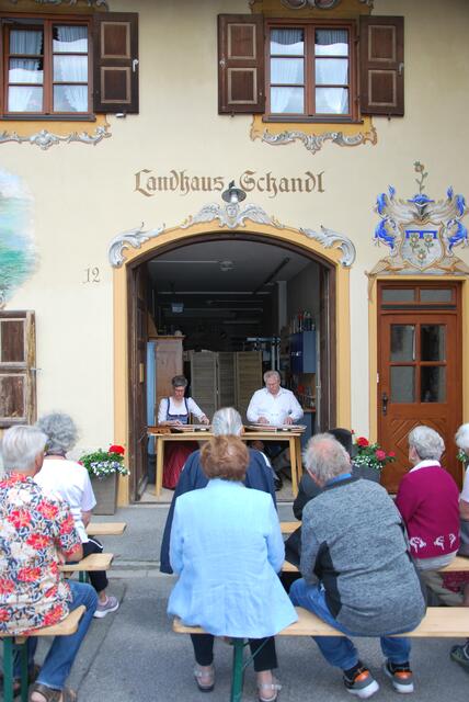 Manche Musiker setzten sich kurzerhand in den Hauseingang und luden zum Zuhören ein. | Foto: Königer