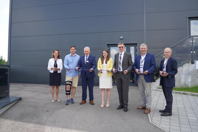 Band durchschneiden, v.l.: Bezirksstellenobfrau der Wirtschaftskammer Anne Blauensteiner, VP-Nationalrat Lukas Brandweiner, EPS-Geschäftsführer Josef Frühwirth, EPS-Geschäftsführerin Stefanie Gutleder, Groß Gerungs´Bürgermeister Christian Laister (ÖVP), Arbesbacher Bürgermeister Martin Frühwirth (ÖVP) und Diakon Friedrich Fürst | Foto: Evi Leutgeb