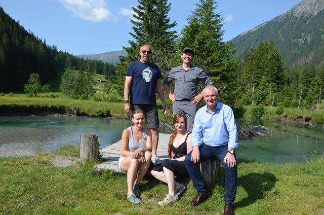 Alfred Wrulich und Hans Keuschnig (hinten), Renata Koszba, Doris Pessentheiner und Günther Novak