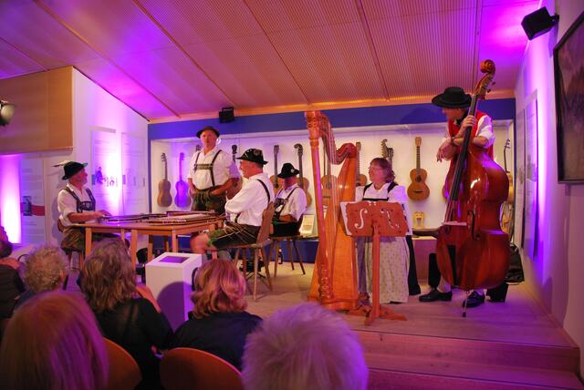 Im Geigenbaumuseum spielten unter anderem die Zithermusi Hornsteiner (mit Alt-Bürgermeister Adolf Hornsteiner) mit der Kinschdorfer Harfenmusi. | Foto: Königer