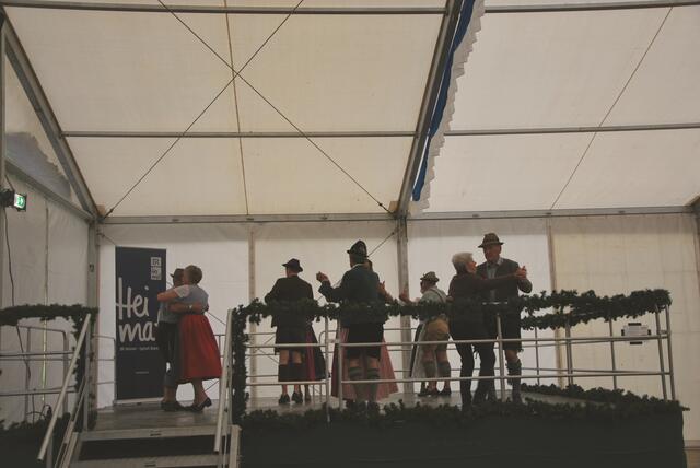 Die Musik der Inntaler lud zum tanzen ein, was auch fleißig gemacht wurde. | Foto: Königer