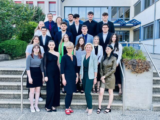 Die AbsolventInnen der HAS BADIC Melisa,  BATKOVIC Michael, BERISHA Detjon, BOJE Marisa, DURIĆ Emina, FOGARASI Giulia, KASTRATI Florent, KASZONI Krisztian, KLABUSITS Lea, KRASNIQI Albijon, KUQI Endrit, MAYER Lisa, POPESCU Ana-Maria-Raluca, SCHAPAJEV Azan, SCHEICHENBERGER Erik mit Dir. Sonja Hasler, Klassenvorständin Prof. Beate Heinrich sowie den ProfessorInnen Judith Friedl, Cornelia Geier und Jürgen Müller | Foto: HAK/HAS OP