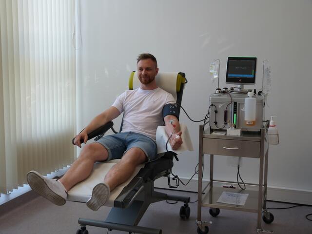 Plasmaspender Simon Heinrich bei seinem Routine-Besuch im PlasmaVita. 