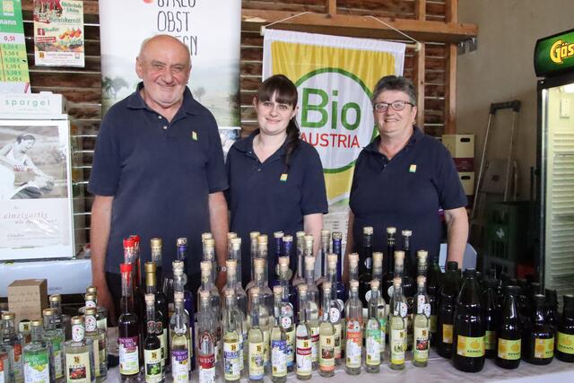 Säfte und Edelbrände in Bioqualität schenkte Familie Hoffmann aus Tobaj beim Bio-Fest in der Güssinger Landwirtschaftsschule aus. | Foto: Martin Wurglits