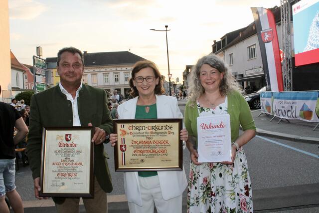 Ehrenring für Bürgermeister Anton Froschauer, Ehrenbürgerin Maria Berger, Silberne Ehrennadel für Viktoria Frühwirth.