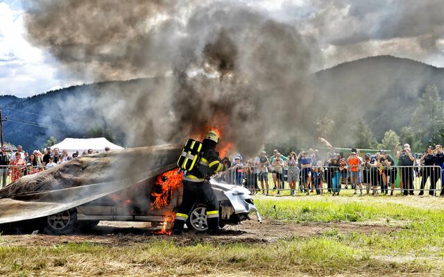 Mit einer Autolöschdecke von Brandschutz Eibel wurde das Feuer bei diesem Fahrzeug vor den Augen zahlreicher Besucherinnen und Besucher gelöscht. | Foto: FF Kraubath