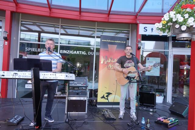 Mit tollen Hits aus verschiedensten Musikgenres sorgten die beiden Musiker für ausgelassene Stimmung. | Foto: Michael Blinzer