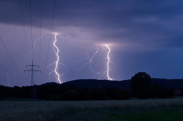 Aufgrund der steigenden Temperaturen kann es zu Hitzegewittern kommen. (Symbolfoto) | Foto: stock.adobe.com/at/Teteline