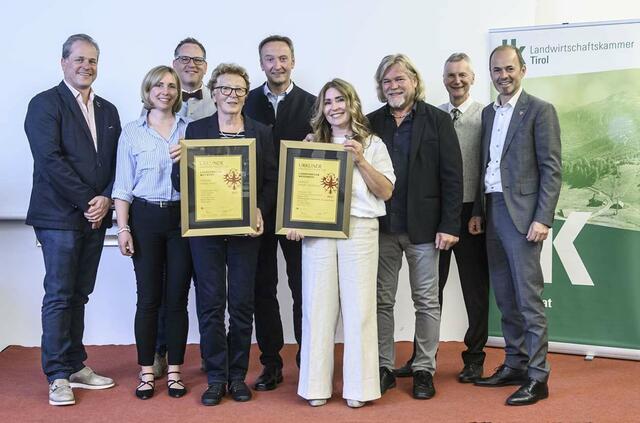 Der Landessieger in der Kategorie Rotwein: Weinhof Familie Tangl aus Tarrenz mit dem Wein Kaiser Max 2021 (Pinot Noir) links und Landedsieger in der Kategorie Weißwein: Weingut Zoller - Saumwald aus Haiming mit dem Wein Passion 2022 (Weißburgunder, Chardonnay, Sauvignon blanc) rechts. 

 | Foto: Böhm
