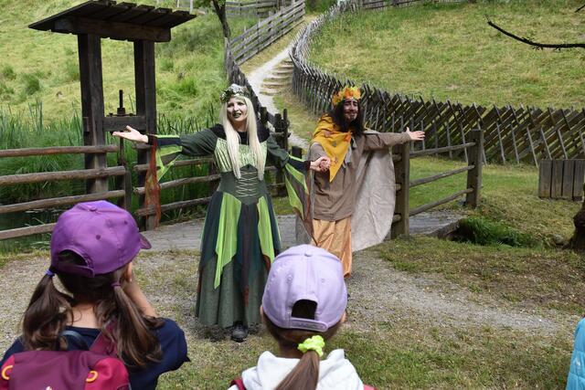 "Almajuri und die Zauberwesen im Schutzwald" – so hieß das mitten im Wald aufgeführte Märchen, welches bei einem Waldrundgang an sechs verschiedenen Waldstationen von einer Schauspielgruppe aufgeführt wurde. | Foto: Land Tirol/Feuersinger