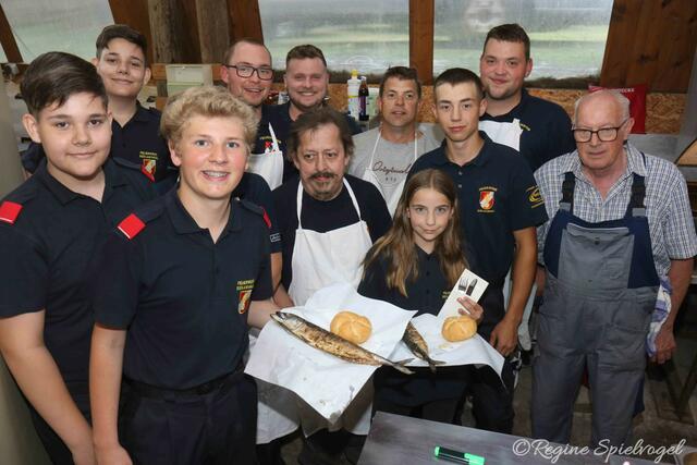 Am Freitag gab es die beliebten Steckerlfische vom Grill. Gemeinsam macht die Küchenarbeit viel mehr Spaß.