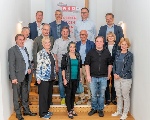 UnternehmerInnenfrühstück (v.l.):
1. Reihe: WKNÖ-Präsident Wolfgang Ecker, Andrea Breitenseher (MR-CT Diagnosezentrum Horn Dr. Breitenseher GmbH, Horn), Optikermeisterin Caroline Gilli (Eggenburg), der designierte GF Mika Wendl („Goldberger KG“ Wendl Gesellschaft m.b.H., Eggenburg) und WKNÖ-Bezirksstellenobfrau Margarete Jarmer;

2. Reihe: GF Nikolaus Henkel (Hotel-Restaurant Öhlknechthof Gesellschaft m.b.H., Horn), GF Martin Breitenseher (MR-CT Diagnosezentrum Horn Dr. Breitenseher GmbH, Horn), GF Otto Lehr (OJS Möbelhandel GmbH, Horn), GF Johann Poinstingl (LEIDENFROST-pool GmbH, Eggenburg), und WKNÖ-Bezirksstellenleiterin Sabina Müller;

3. Reihe: GF Jürgen Rochla (REMO WerbemittlungsgesmbH, Horn), Markus Tutschek (Unternehmensberatung, Eggenburg), GF Andreas Kaindl (andka-edv e.U., Horn) und GF Alfred Dachsberger (Dachsberger &amp; Söhne Gesellschaft m.b.H., Eggenburg)
 | Foto: Emil Jovanov