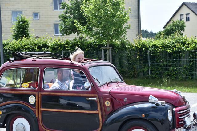 Die jungen Patienten konnten die Fahrzeuge bestaunen und eine kleine Runde auf dem Parkplatz der Einrichtung drehen. | Foto: Christian Schrenk