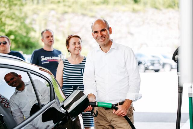 Chef tankt selbst: Peter Jagersberger kontrollierte den Verbrauch. | Foto: Benjamin Gasser